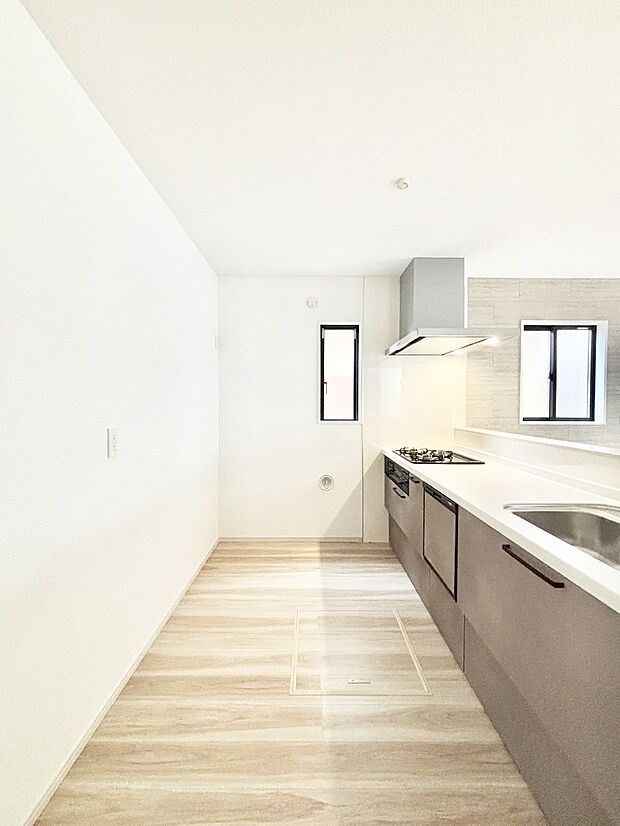 【キッチン】爽やかな風が通り抜けるキッチン。窓があるので明るく換気にも役立ちます。