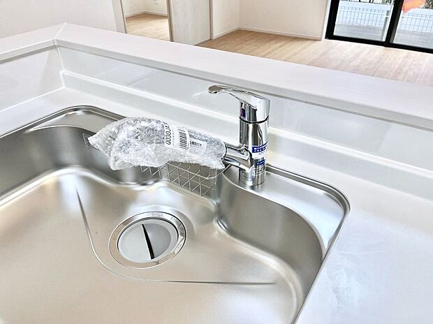 【その他設備(浄水器)】いつでも清潔なおいしいお水を。一つの水栓で水道水と浄水を使い分け。