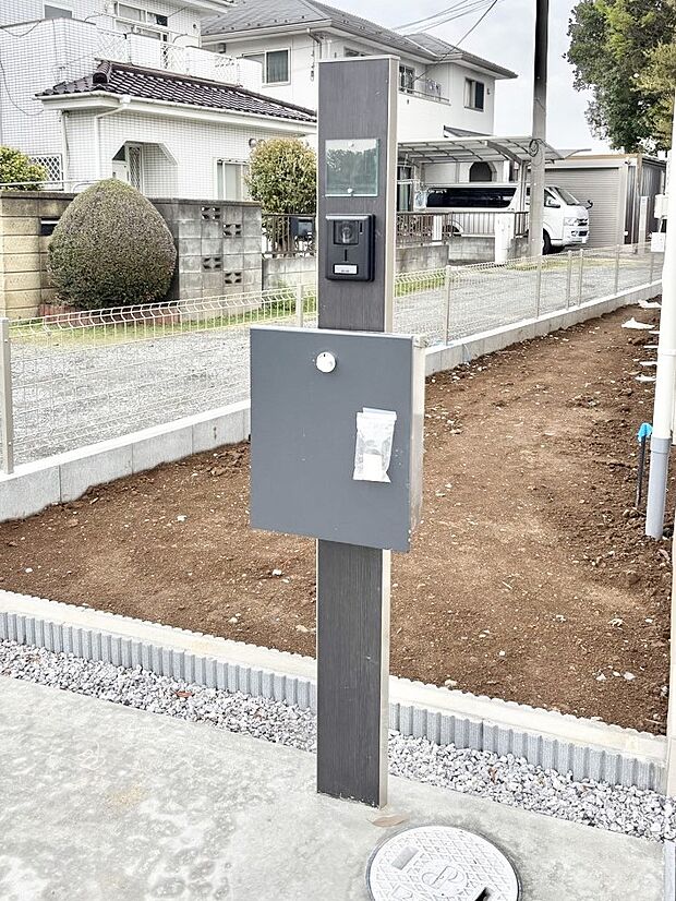 【その他現地】表札・インターホン・ポストをひとつに集約。エントランスになじむシンプルデザイン。