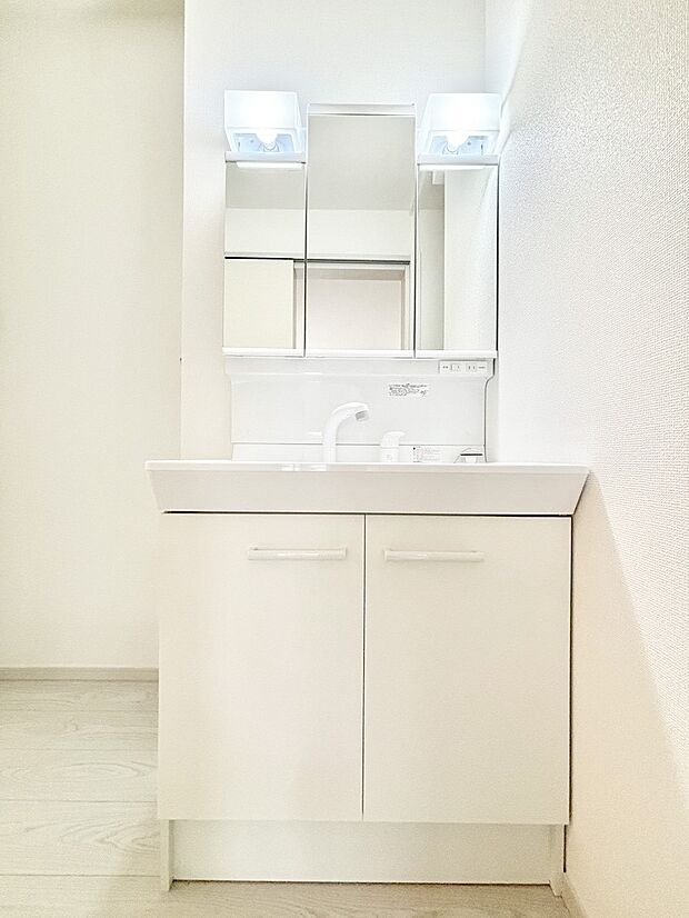 【洗面台・洗面所】大きく見やすい三面鏡で清潔感ある洗面台は、身だしなみチェックや肌のお手入れにおすすめです。