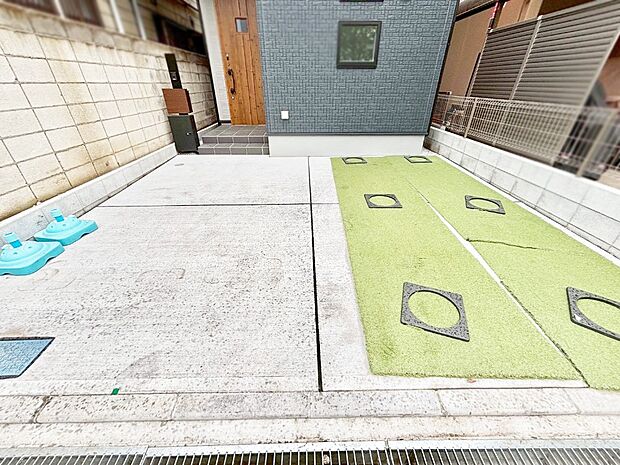 【駐車場】目の前が駐車場だと雨の日も大量にお買い物をした時も便利ですね