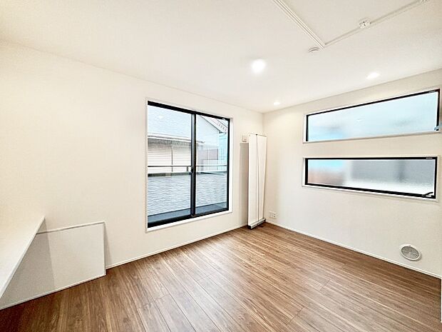 【ダイニング】ＰＣ作業やお子様の宿題コーナーなどにお使いいただけるカウンター付きのＬＤＫ。