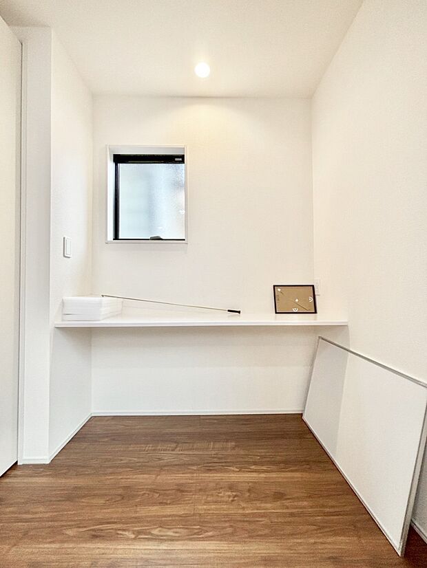 【その他設備(リビングカウンター)】ちょっとした作業に使えて便利！在宅ワークやお子様のリビング学習にもピッタリ