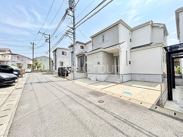 【前面道路含む現地写真】見通しの良さとともに、街並みに開放感を与えてくれます。