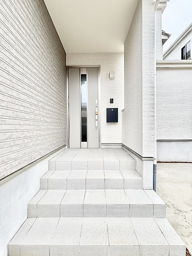 【玄関】玄関前は雨が降っても濡れにくい屋根付き