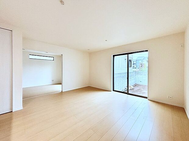 【リビングダイニング】明るい陽光が注ぎ、寛ぎの雰囲気に満たされるリビング・ダイニング。 