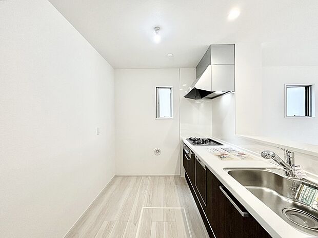 【ダイニングキッチン】爽やかな風が通り抜けるキッチン。窓があるので明るく換気にも役立ちます。　