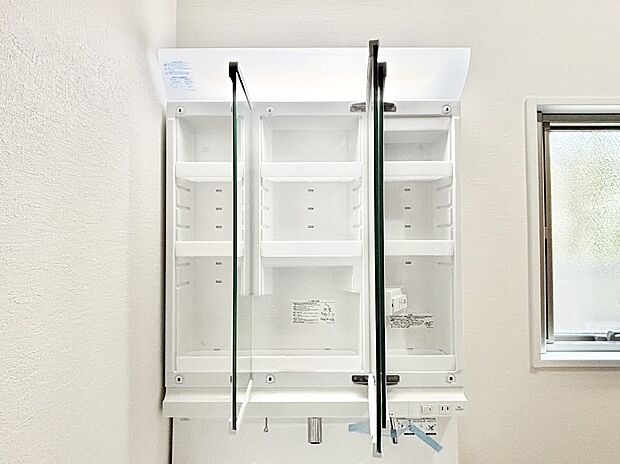 【その他設備(三面鏡裏収納)】三面鏡の裏に、化粧品や衛生用品などを収納可能。洗面台をすっきりと保ちます！