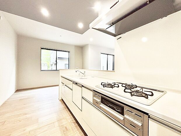 【ダイニングキッチン】料理をしながらでもご家族との会話を楽しめる対面キッチン