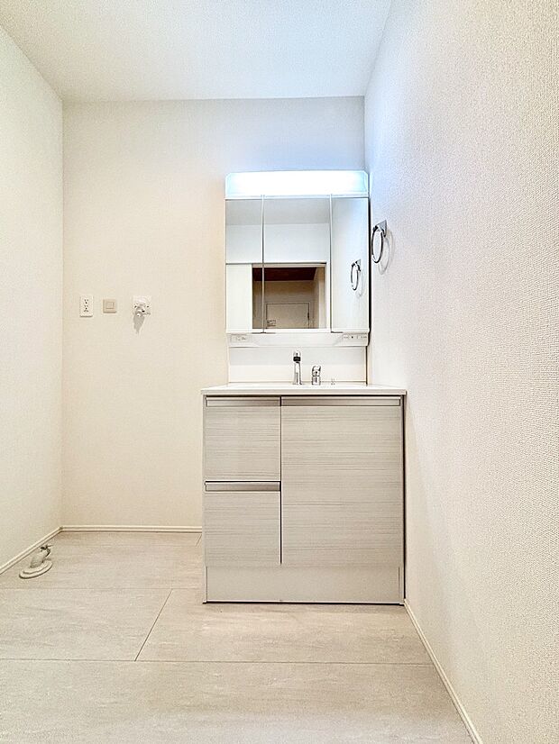 【洗面台・洗面所】大きく見やすい三面鏡で清潔感ある洗面台は、身だしなみチェックや肌のお手入れにおすすめです。