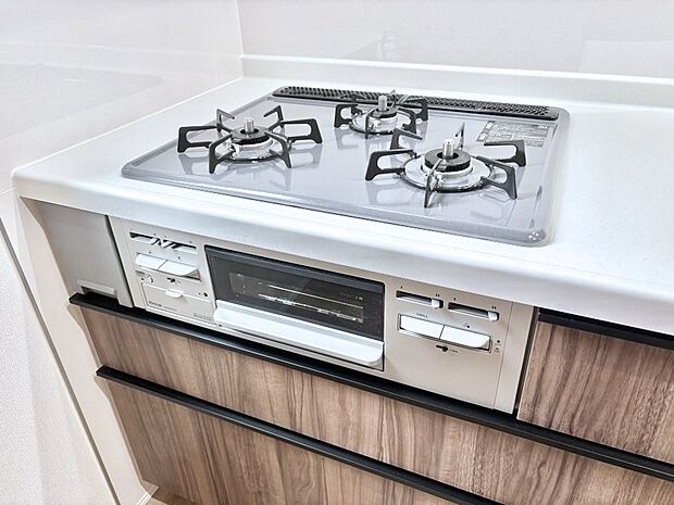 【その他設備(Siセンサーコンロ)】ガスコンロはSiセンサー搭載。火力調節や焦げ付き・消し忘れも防いでくれます。