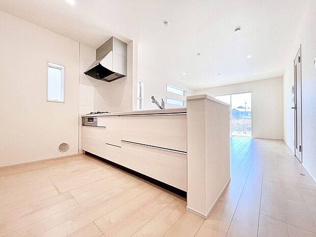 【ダイニングキッチン】料理をしながらでもご家族との会話を楽しめる対面キッチン