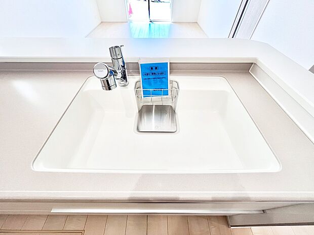 【その他設備(シンク)】広々としたシンクでお料理やお皿洗いもラクラク快適に！