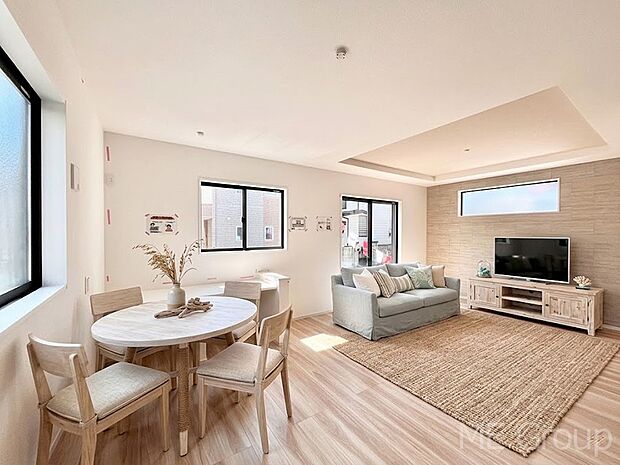 【リビング】ご家族の賑やかな話し声で包まれる明るいリビング  ※家具はCGです