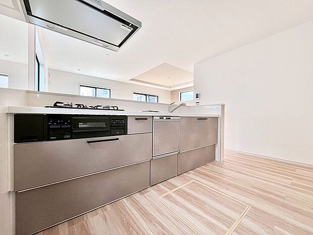 【ダイニングキッチン】料理をしながらでもご家族との会話を楽しめる対面キッチン