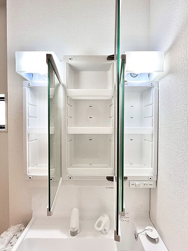 【その他設備(三面鏡裏収納)】三面鏡の裏に、化粧品や衛生用品などを収納可能。洗面台をすっきりと保ちます！