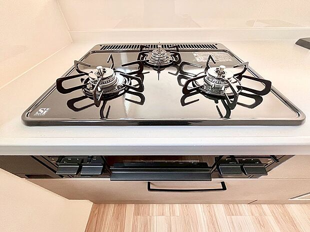 【その他設備(Ｓｉセンサーコンロ)】ガスコンロはＳｉセンサー搭載。火力調節や焦げ付き・消し忘れも防いでくれます。