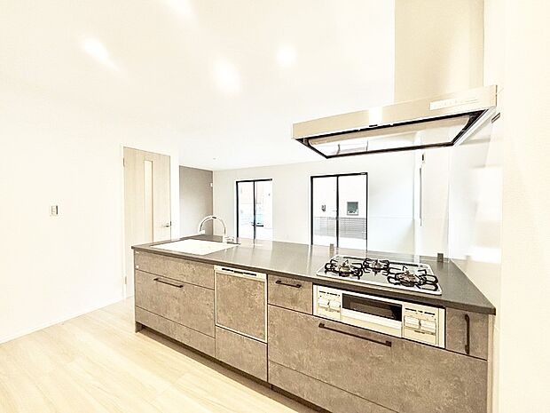 【ダイニングキッチン】料理をしながらでもご家族との会話を楽しめる対面キッチン