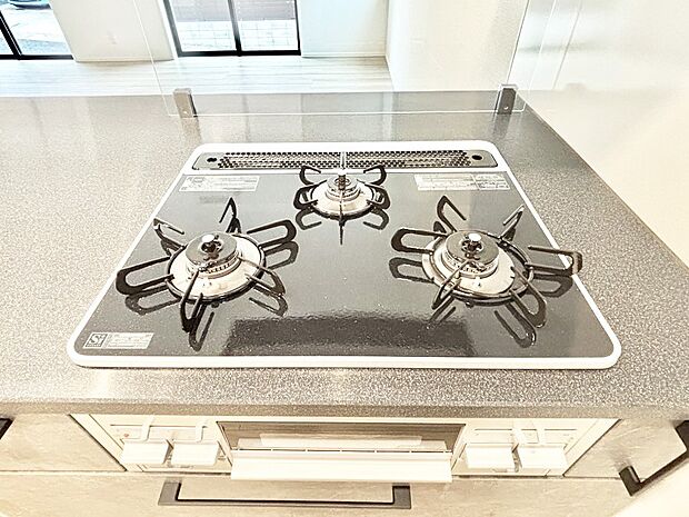 【その他設備(三ツ口コンロ)】三口ガスコンロでお料理が一気にはかどりそう。  