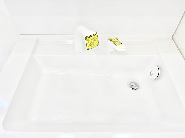 【その他設備(シャワー水栓洗面化粧台)】ハンドシャワー付き！使いやすい洗面台。