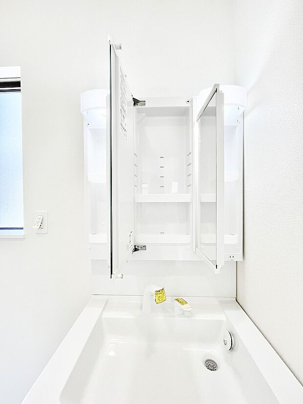 【その他設備(三面鏡裏収納)】三面鏡の裏に、化粧品や衛生用品などを収納可能。洗面台をすっきりと保ちます！