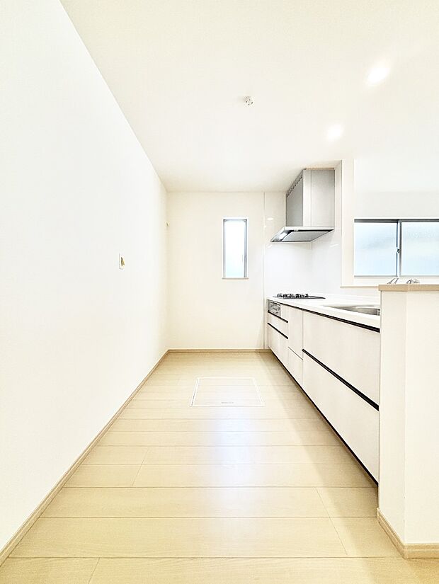 【キッチン】爽やかな風が通り抜けるキッチン。窓があるので明るく換気にも役立ちます。