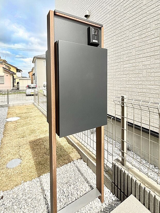 【その他現地】シンプルデザインのポスト。