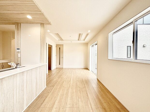 【リビングダイニング】明るい陽光が注ぎ、寛ぎの雰囲気に満たされるリビング・ダイニング。 