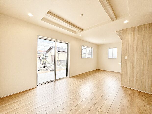 【ダイニング】折り上げ天井はは立体的な奥行きがあるので、天井が広く見えて開放的な空間を演出できます。  