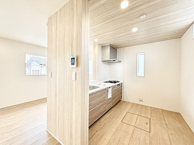 【ダイニングキッチン】爽やかな風が通り抜けるキッチン。窓があるので明るく換気にも役立ちます。