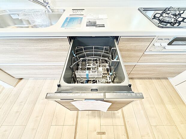 【その他設備(食洗機)】面倒なお片づけは食洗機にお任せ！家事の負担が減って、時間にも気持ちにもゆとりができます。