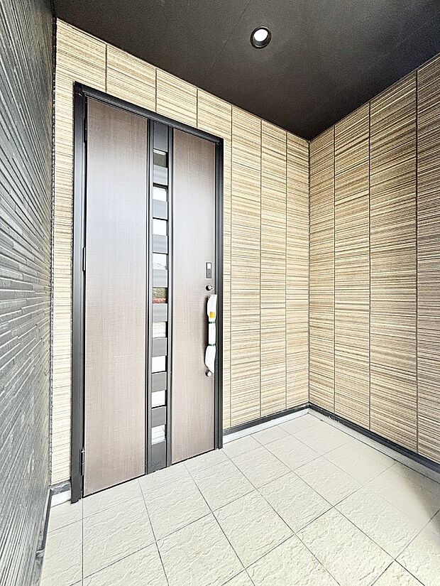 【玄関】大切な家族、来客を出迎える玄関。