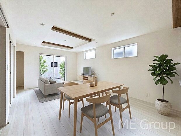 【リビング】ご家族の賑やかな話し声で包まれる明るいリビング  ※家具はCGです