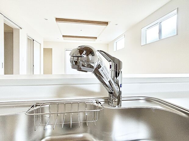 【その他設備(浄水器)】いつでも清潔なおいしいお水を。一つの水栓で水道水と浄水を使い分け。