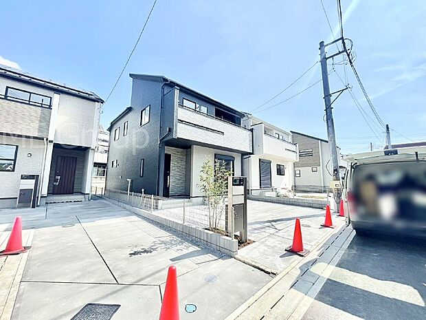 【前面道路含む現地写真】奥まった地形は、車道に面しておらず、静かでプライベート感を味わえる立地です。