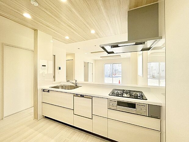 【ダイニングキッチン】カウンター越しに楽しいおしゃべり。いつものお料理がもっと美味しくなりそうですね。