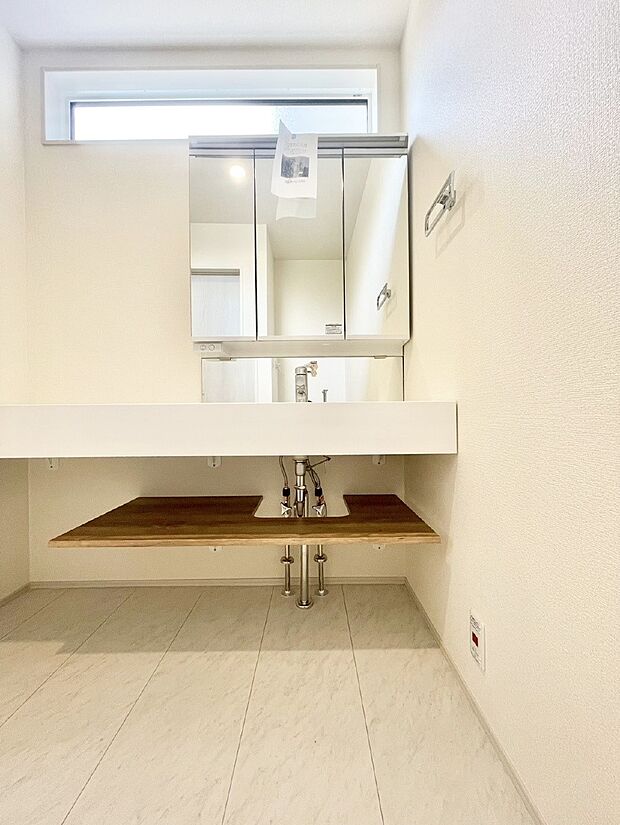 【洗面台・洗面所】三面鏡の裏に、化粧品や衛生用品などを収納可能。洗面台をすっきりと保ちます！