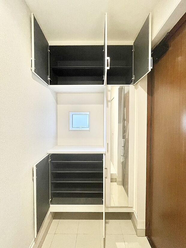 【その他設備(シューズボックス)】玄関をスッキリ・清潔に見せる豊富な収納スペースです。