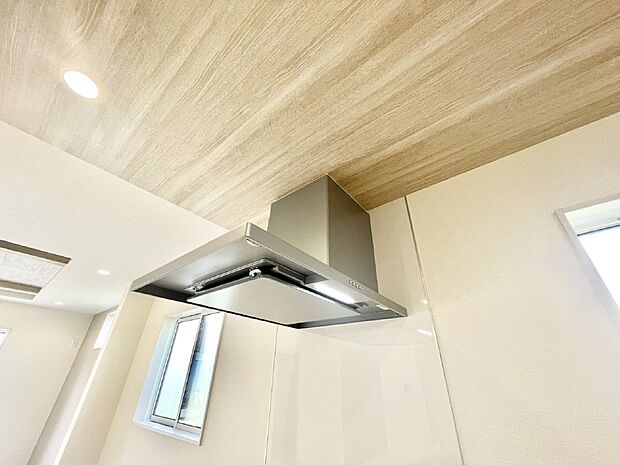 【冷暖房・空調設備(レンジフード)】フラットタイプのレンジフード、お手入れがしやすいですね！