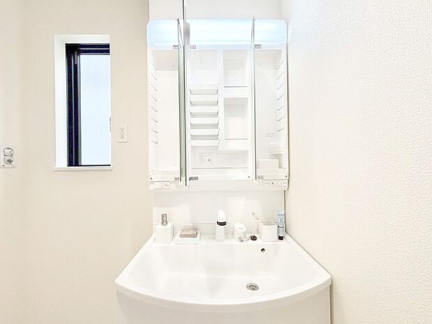 【その他設備(三面鏡裏収納)】三面鏡の裏に、化粧品や衛生用品などを収納可能。洗面台をすっきりと保ちます!