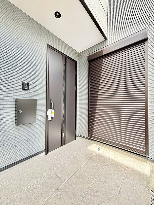 【玄関】住まいの顔を演出する、玄関ドア。