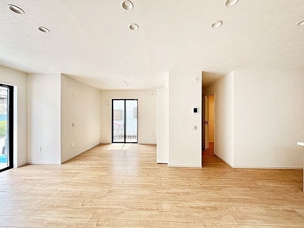 【リビングダイニング】大きな窓からたっぷりの陽光と風を感じられるリビング