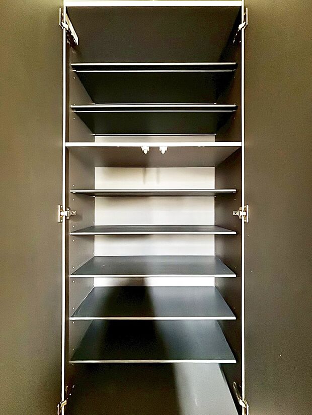 【その他設備(シューズボックス)】たっぷり収納できるシューズボックスで家族全員の靴も、玄関すっきり。  