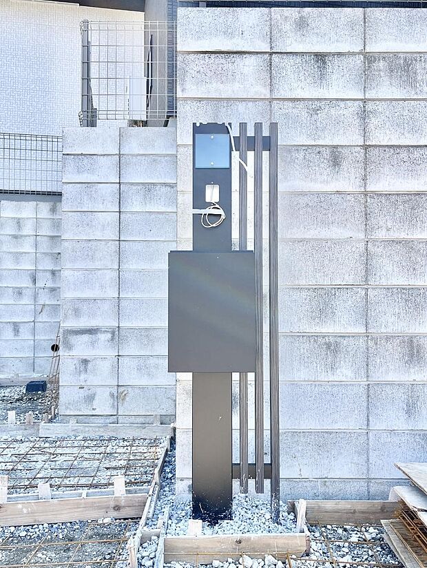 【その他現地】表札・インターホン・ポストをひとつに集約。エントランスになじむシンプルデザイン。