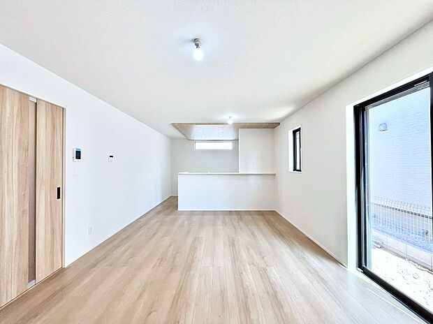 【リビングダイニング】明るい陽光が注ぎ、寛ぎの雰囲気に満たされるリビング・ダイニング。