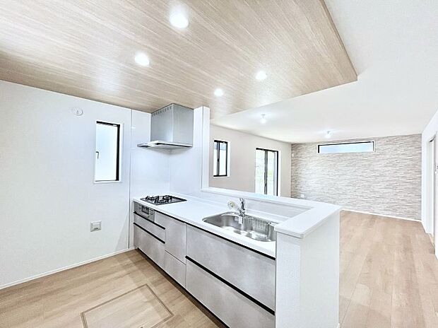 【ダイニングキッチン】リビングで遊ぶお子様を見守りながらお料理ができる対面キッチン。