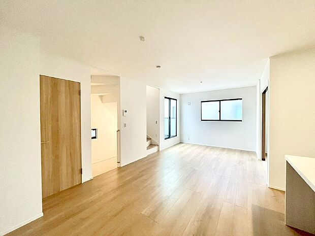 【ダイニング】明るい陽光が注ぎ、寛ぎの雰囲気に満たされるダイニング。   