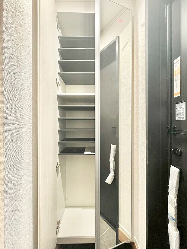 【その他設備(シューズボックス)】たっぷり収納できるシューズボックスで家族全員の靴も、玄関すっきり。  