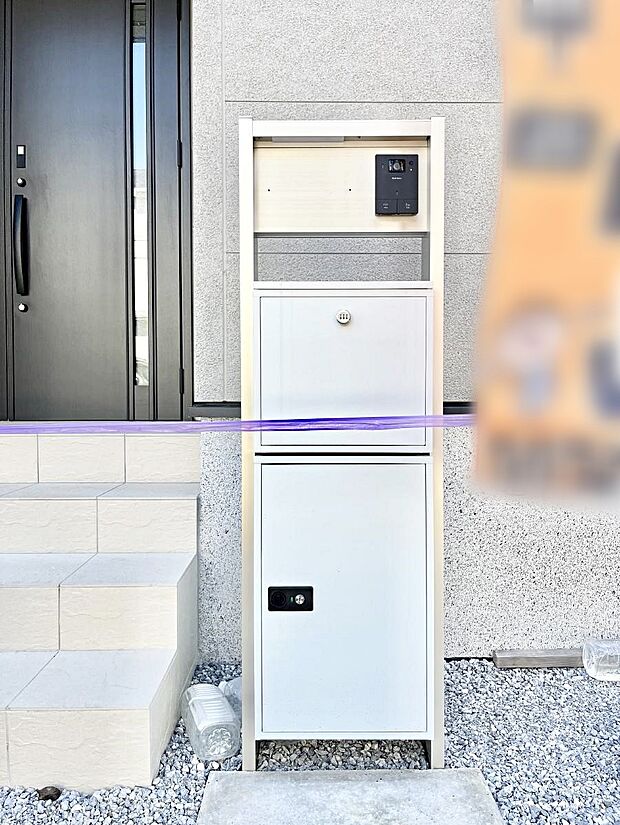 【その他現地】表札・インターホン・ポスト・宅配ＢＯＸをひとつに集約。エントランスになじむシンプルデザイン。