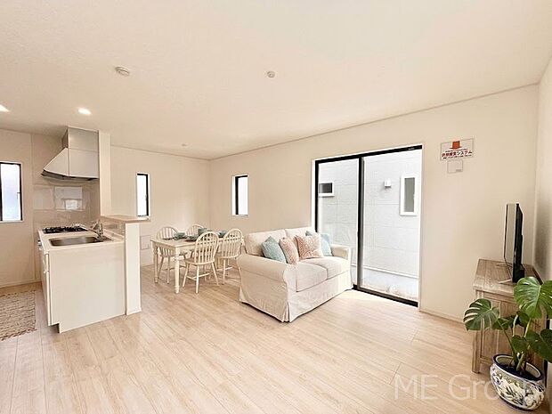 【リビング】大きな窓からたっぷりの陽光と風を感じられるリビング　※家具はCGです  